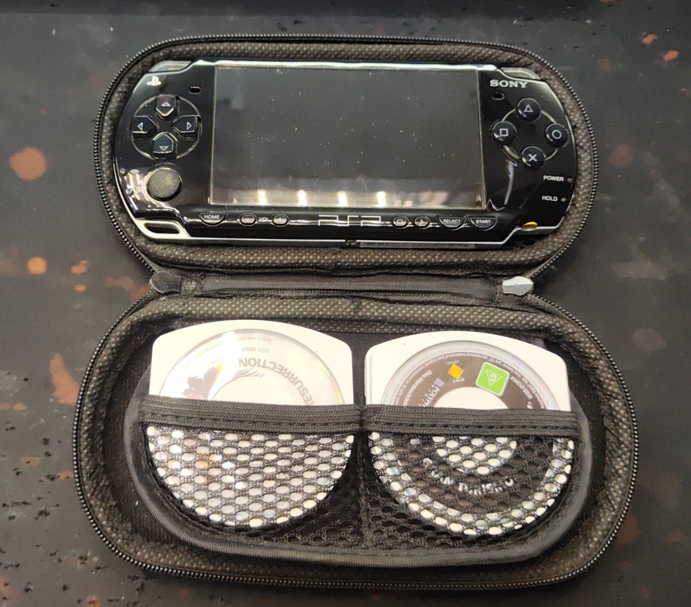 Игровая приставка PSP + 4 игры