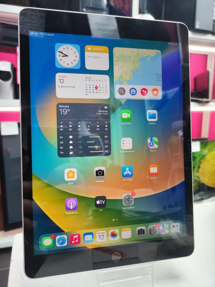 Планшет Apple iPad Air 9 поколения A2602 64 Гб