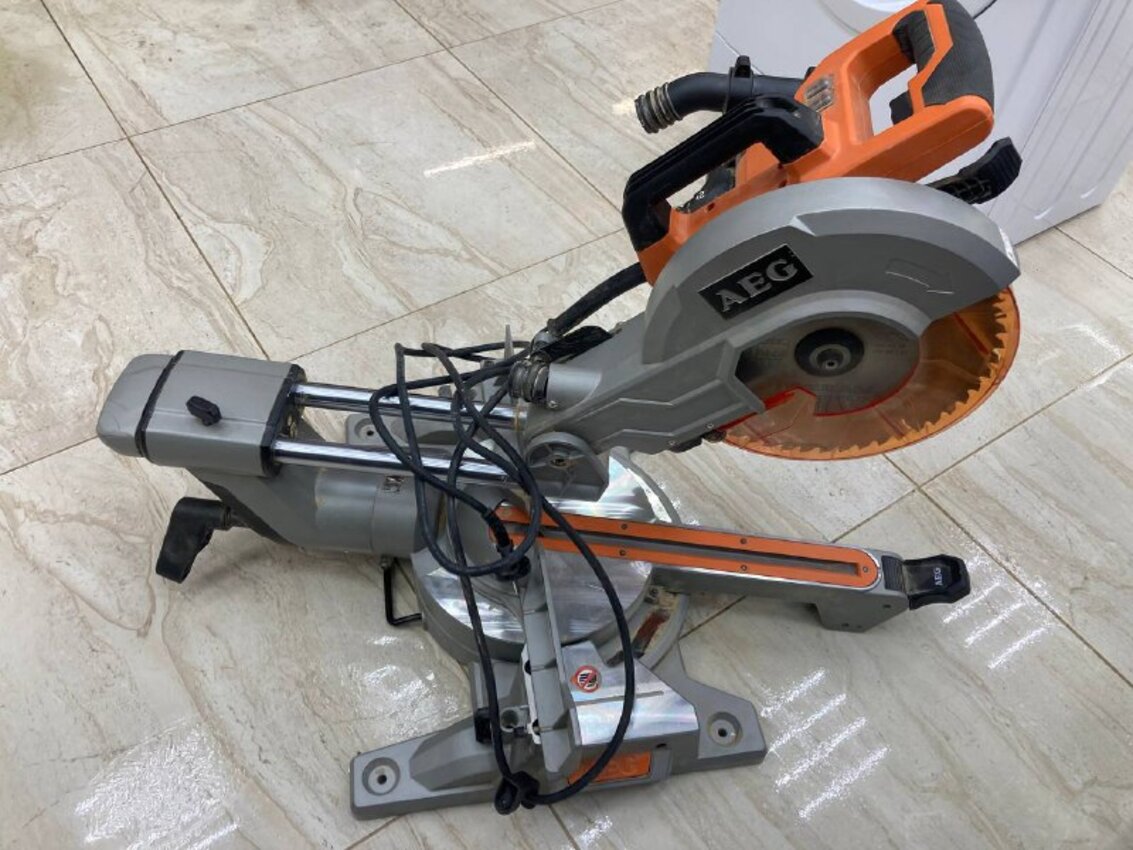 Торцовочная пила AEG PS254L