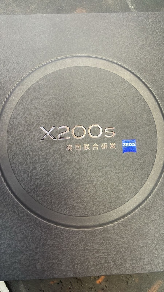 Смартфон Vivo X200S