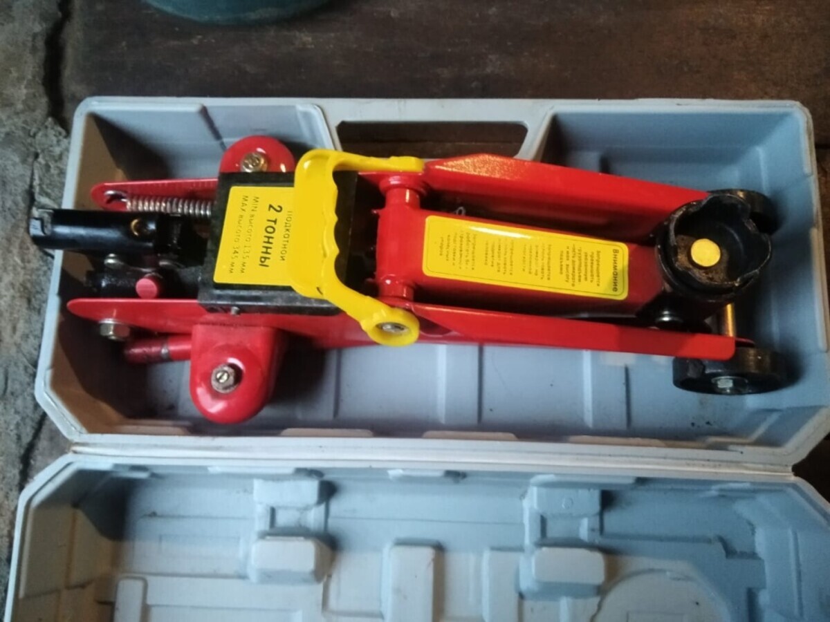 Домкрат подкатной 2 тонны