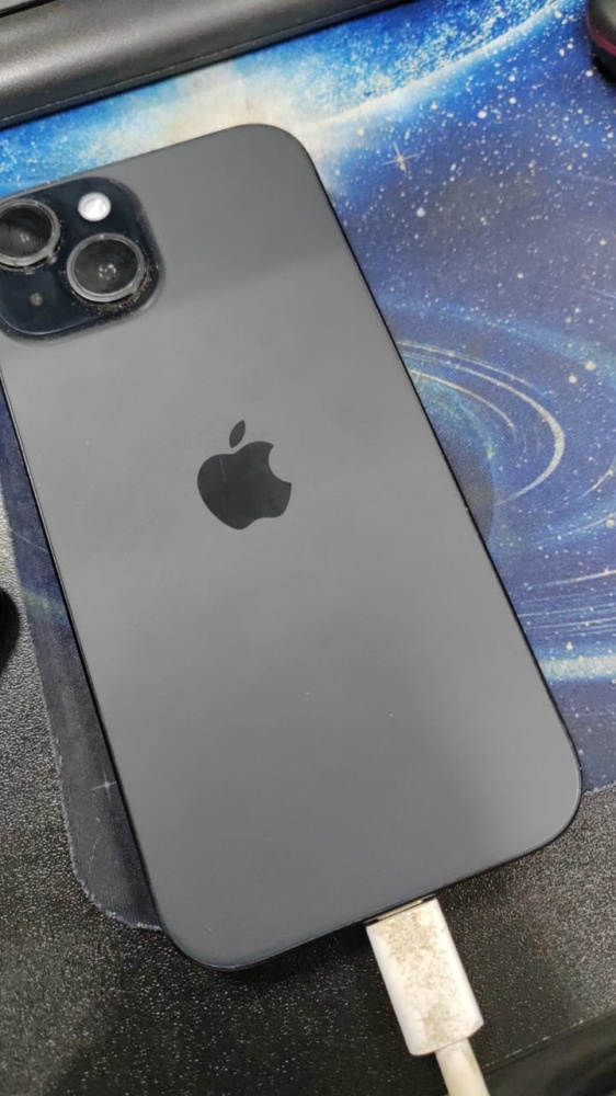 Смартфон iPhone 15