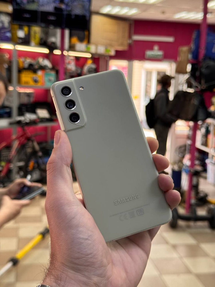 Смартфон Samsung S21 FE