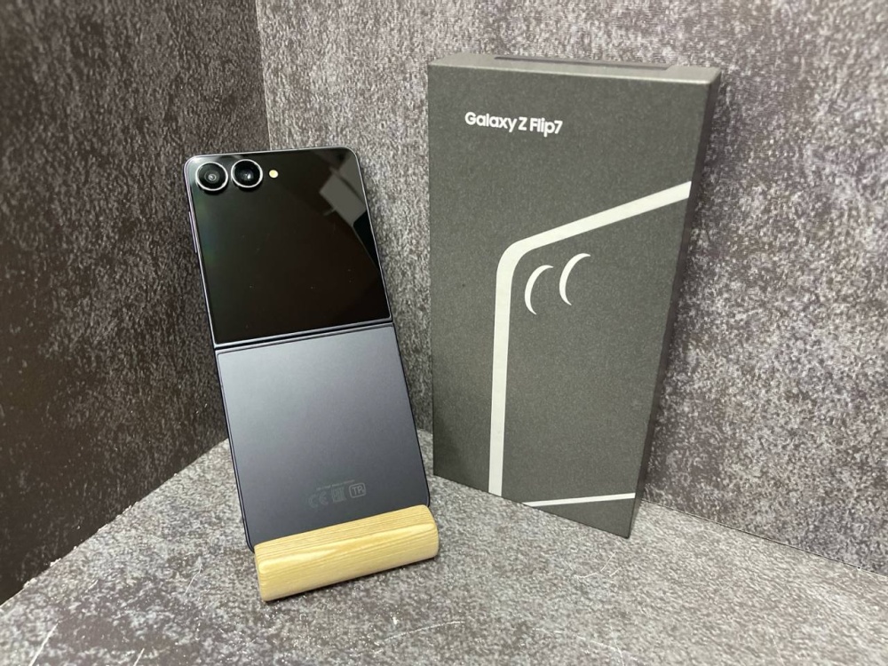 Смартфон Samsung серии Z Flip 7 12/512