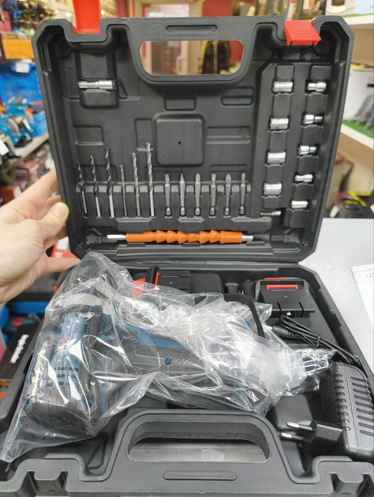 Шуруповерт Bosch с Набором