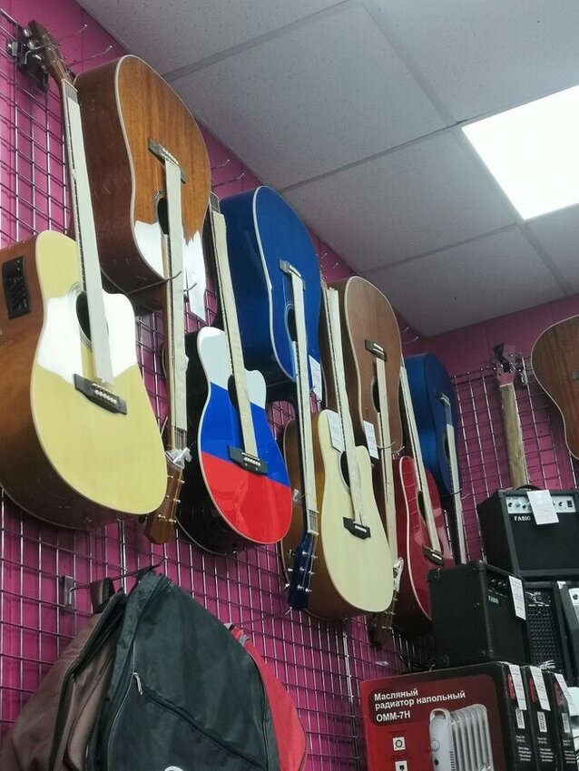 Гитара красная