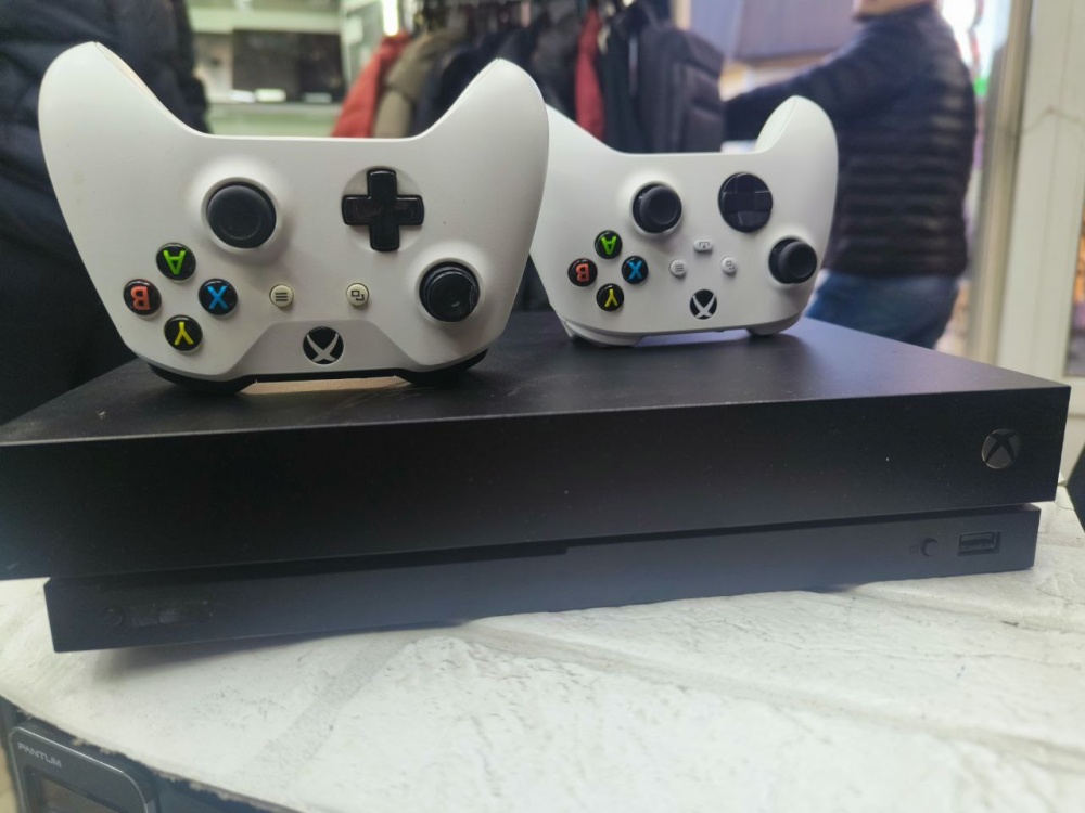 Игровая приставка XBOX ONE X 1тб