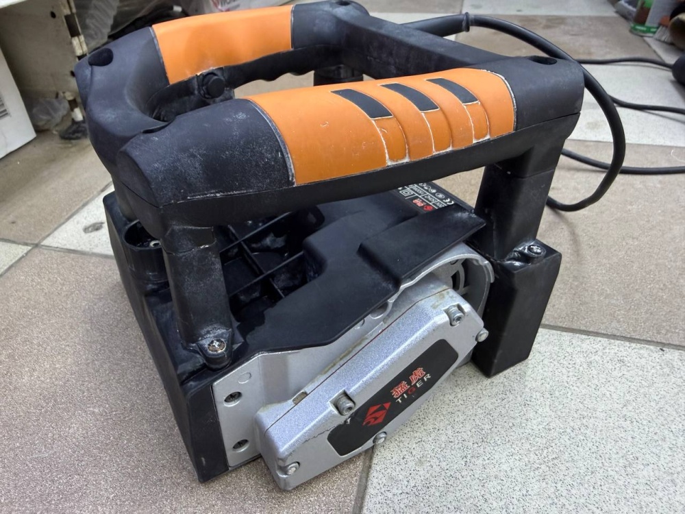 Рубанок электрический для снятия краски TIGER JHS.1200